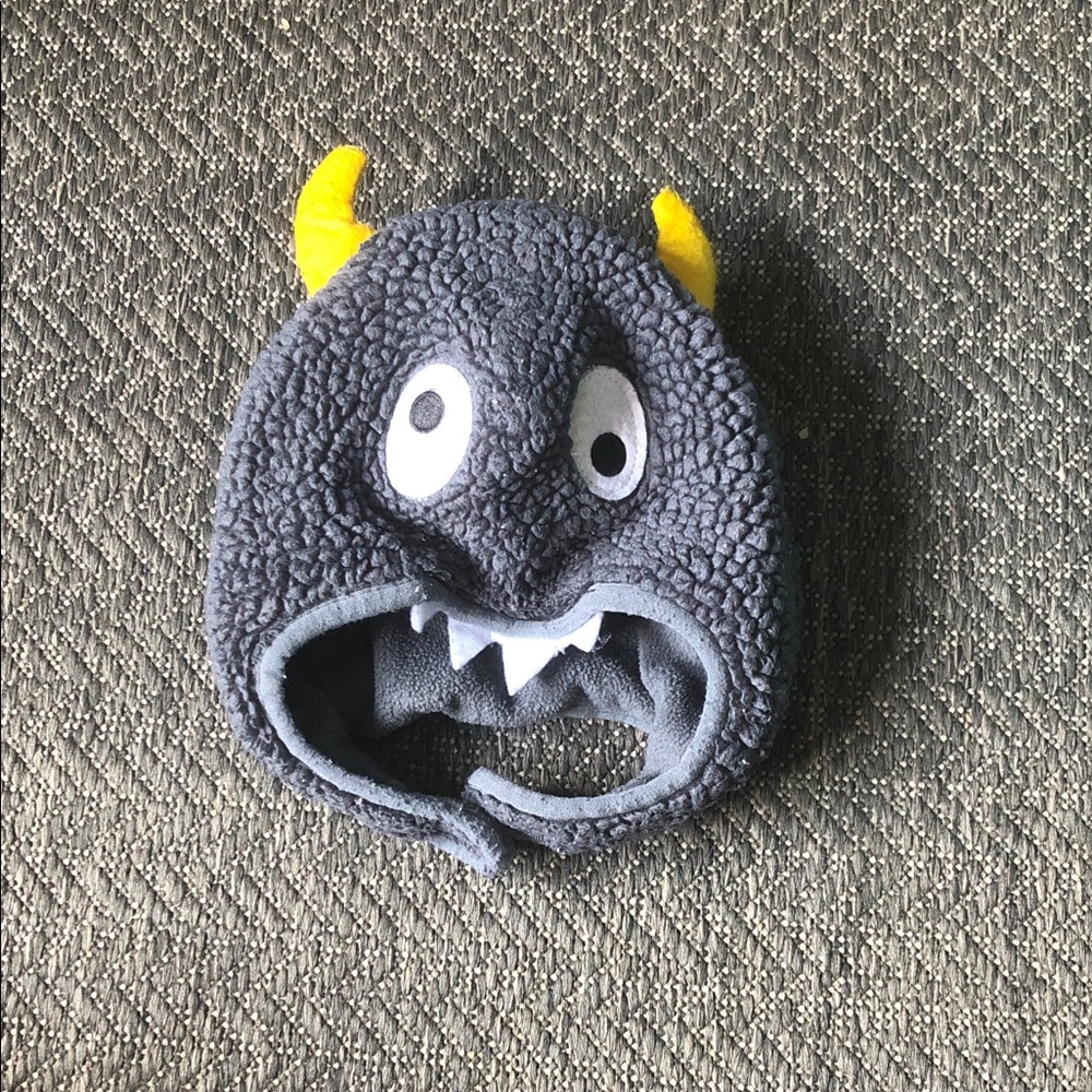 Old Navy Gray Monster Sherpa Hat with Yellow Horns lined